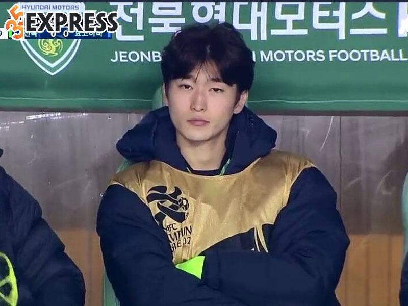 Ngay cả hình ảnh nam cầu thủ ngồi trầm tư trên hàng ghế dự bị cũng gây "bão" cộng đồng mạng. Không chỉ TikTok, anh cũng "nổi như cồn" trên Twitter. Ảnh: Twitter.