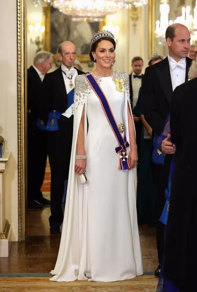 Giống Hoàng hậu Camilla, Công nương Kate cũng chọn vương miện của mẹ chồng, Công nương Diana, để hoàn thiện vẻ ngoài thanh lịch, quyền quý khi xuất hiện tại bữa tiệc chiêu đãi cấp nhà nước. Ảnh: Getty Images.