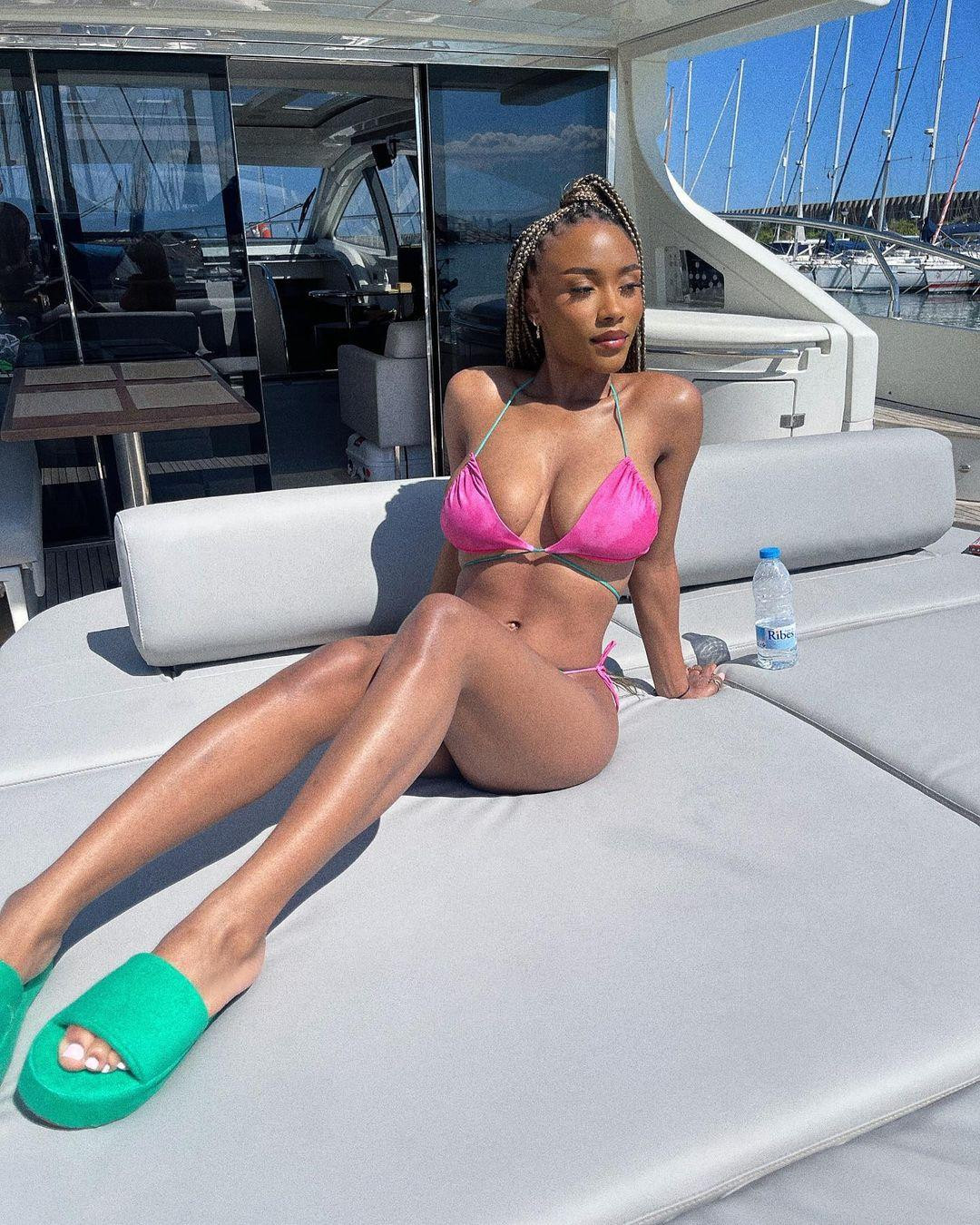 Buyako Saka vướng tin đồn hẹn hò với người đẹp hơn 1 tuổi Tolami Benson vào năm 2021 khi Benson chia sẻ bức ảnh chụp chung một người đeo mặt nạ đen. Tháng 2 năm nay, người hâm mộ càng chắc chắn họ bên nhau khi hai người đều chia sẻ ảnh trên du thuyền ở Dubai. Tuy nhiên, hai người chưa xác nhận mối quan hệ. Ảnh: IG.