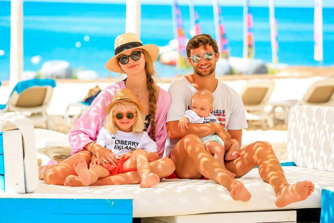 Bartosz Bereszyński có mối quan hệ lâu năm với bạn gái Maja Mocydlarz. Không rõ thời điểm hai người thành đôi, nhưng họ quen biết thông qua một người quen chung. Cặp đôi có với nhau 2 con trai. Ảnh: IG.