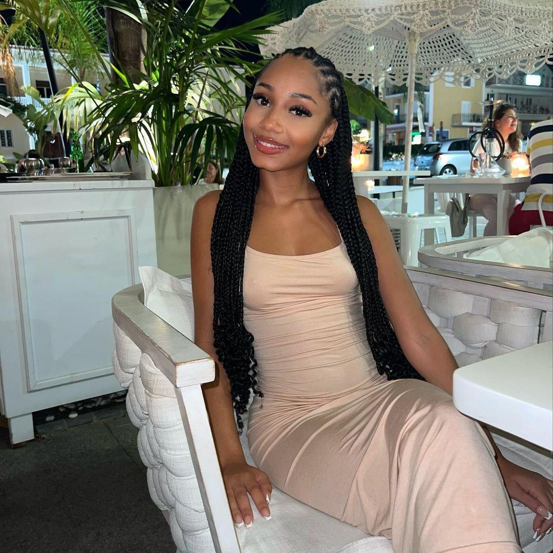 Asantewa Chitty sinh năm 2001. Cô là người mẫu Instagram, nhân vật nổi tiếng trên mạng xã hội, đồng thời là ngôi sao TikTok. Cô có gương mặt xinh đẹp, thân hình nóng bỏng và theo đuổi phong cách thời trang quyến rũ. Ảnh: IG.