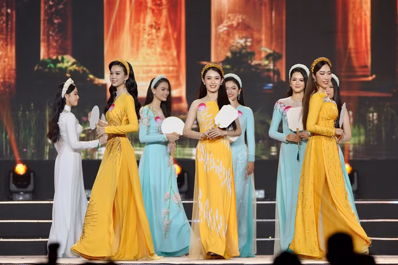 Mỗi bộ sưu tập mang ý nghĩa riêng nhưng tất cả đều để tôn vinh vẻ đẹp nền nã, sắc xuân của các cô gái tuổi mười tám, đôi mươi. Mỗi bộ sưu tập mang ý nghĩa riêng nhưng tất cả đều để tôn vinh vẻ đẹp nền nã, sắc xuân của các cô gái tuổi mười tám, đôi mươi.