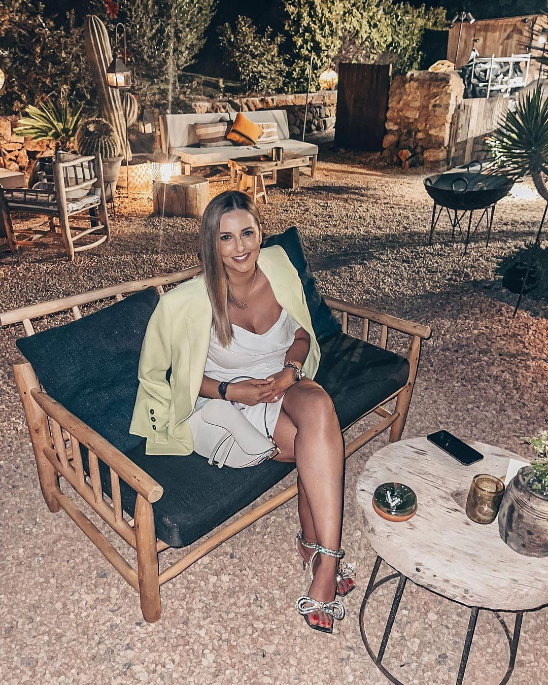 Debora Lourenco (SN 1991) có gương mặt ưa nhìn và thân hình đẫy đà. Trên Instagram, cô giới thiệu bản thân là mẹ của ba con. Ảnh: IG.