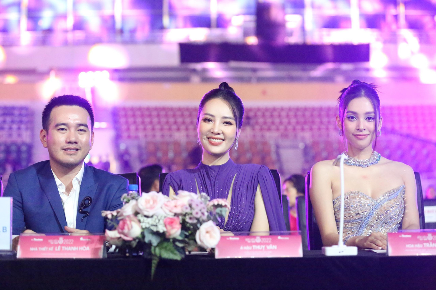 Các thành viên ban giám khảo Hoa hậu Việt Nam 2022 trước giờ diễn ra đêm Chung khảo. Từ trái qua phải: Nhà thiết kế Lê Thanh Hòa, Á hậu Thụy Vân và Hoa hậu Tiểu Vy. Các thành viên ban giám khảo Hoa hậu Việt Nam 2022 trước giờ diễn ra đêm Chung khảo. Từ trái qua phải: Nhà thiết kế Lê Thanh Hòa, Á hậu Thụy Vân và Hoa hậu Tiểu Vy.