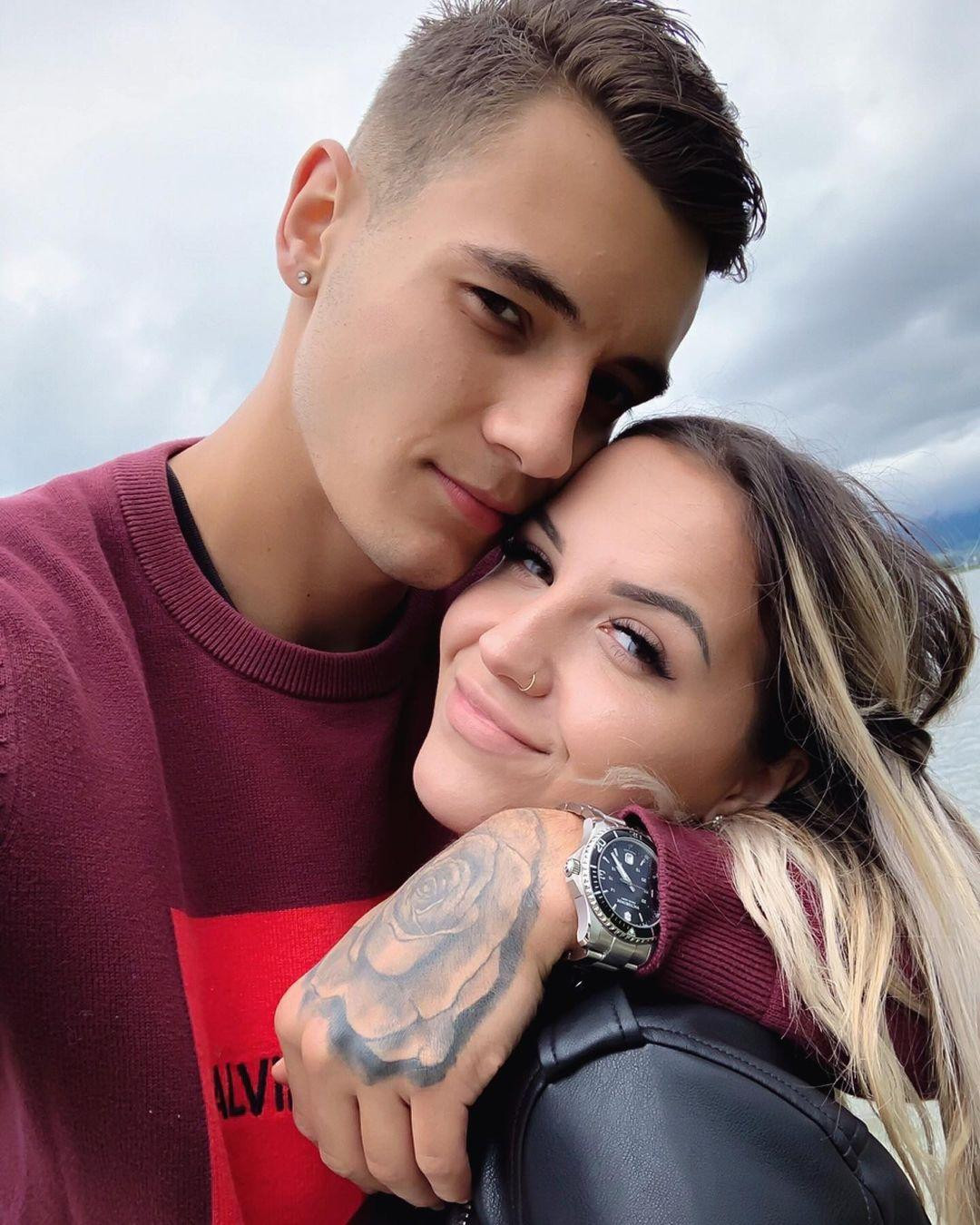 Jakub Kiwior đang hẹn hò với bạn gái hơn 8 tuổi Claudia Kowalczyk. Không rõ thời điểm hai người yêu nhau, nhưng hậu vệ sinh năm 2000 lần đầu đăng ảnh bạn gái trên Instagram vào tháng 4/2020. Kể từ đó, anh thường xuyên chia sẻ những khoảnh khắc tình cảm bên Claudia. Ảnh: IG.