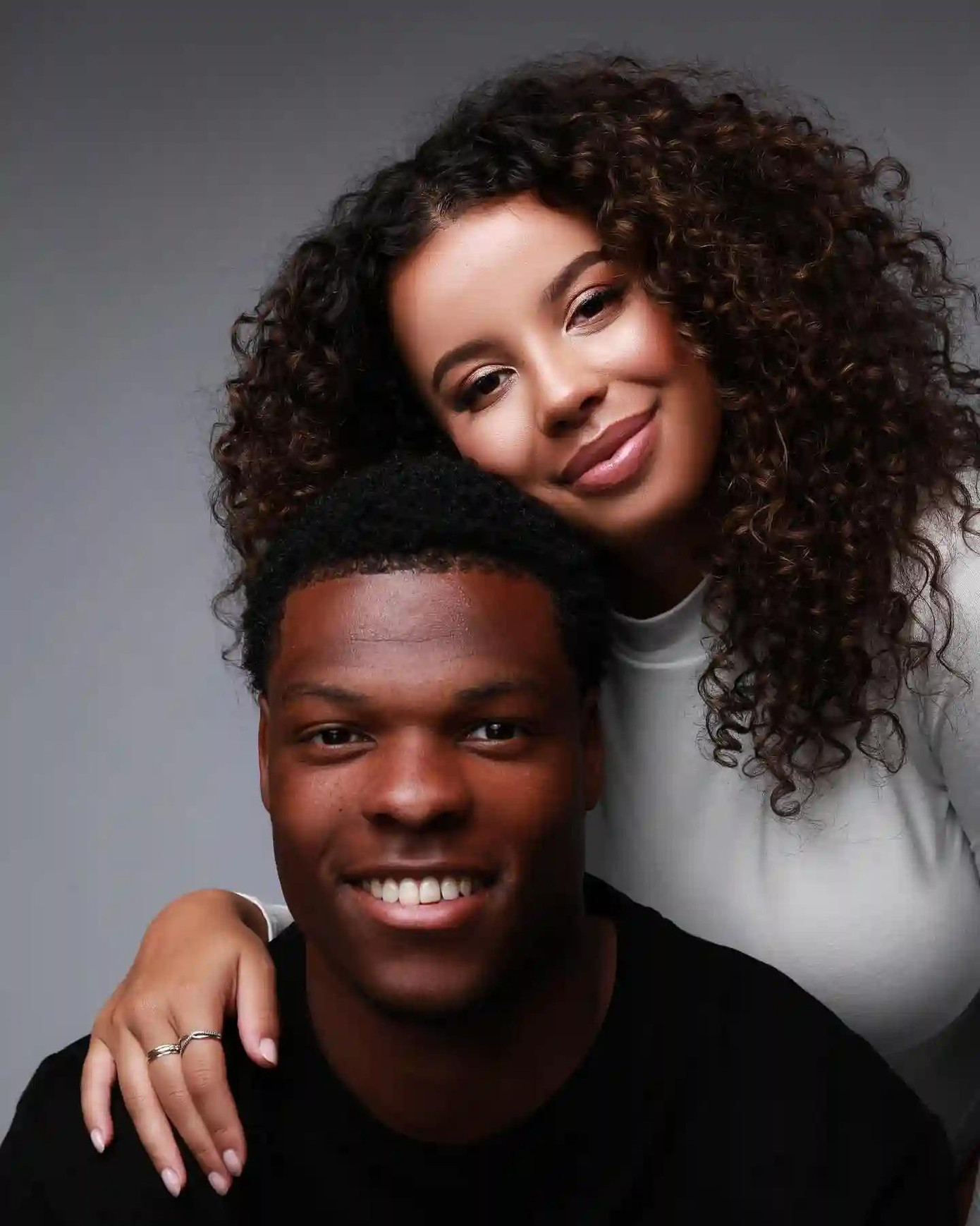 Denzel Dumfries có mối quan hệ lâu dài với người đẹp Jaimy Kenswiel. Hai người bên nhau từ năm 2014 khi còn ở độ tuổi thiếu niên. Jaimy chứng kiến bạn trai từ ngày đầu chập chững vào nghề đến khi trở thành một trong những cầu thủ xuất sắc nhất trong thế hệ của anh. Ảnh: Ohmyfootball.