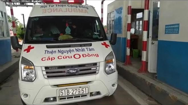 Ôtô giống xe cứu thương tại trạm thu phí BOT Cai Lậy ngày 19/11. Ảnh: Zing Ôtô giống xe cứu thương tại trạm thu phí BOT Cai Lậy ngày 19/11. Ảnh: Zing