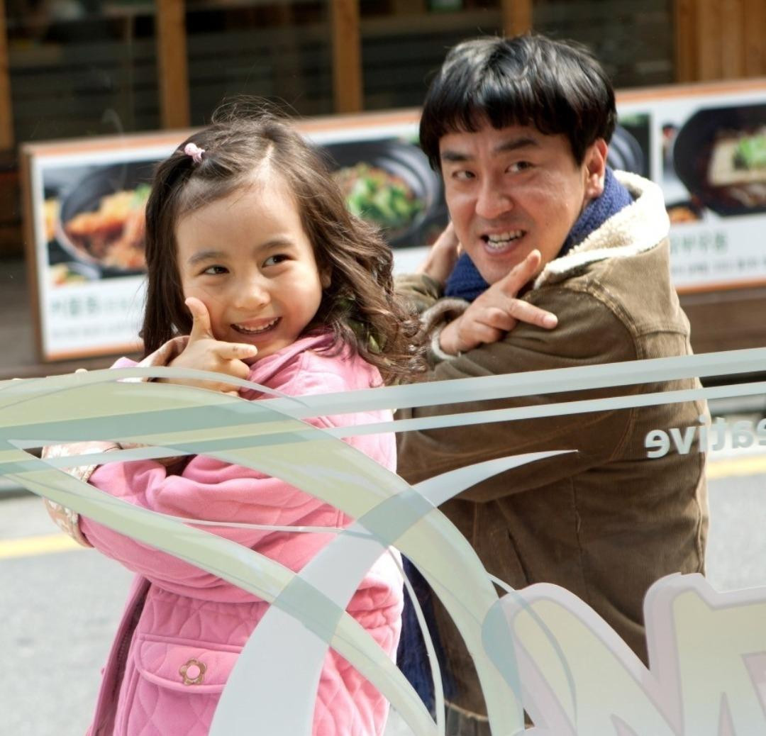 Ryu Seung Ryong xin lỗi vì có hành vi thiển cận. Ảnh: Miracle In Cell No.7.