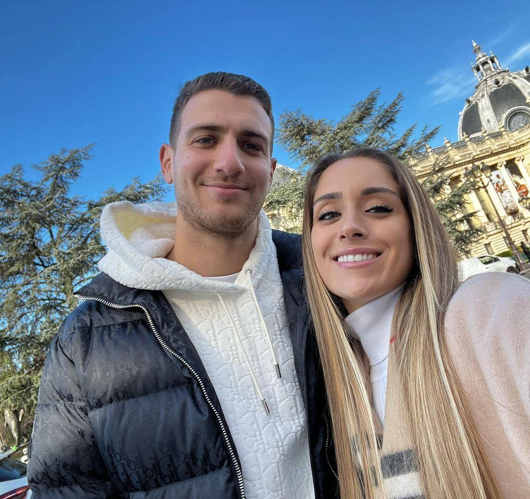 Diogo Dalot bắt đầu mối quan hệ với bạn gái Claudia Lopes năm 2020. Họ giữ kín chuyện tình cảm trong vài tháng đầu tiên, sau đó công khai bằng một bức ảnh trên Instagram. Ảnh: IG.