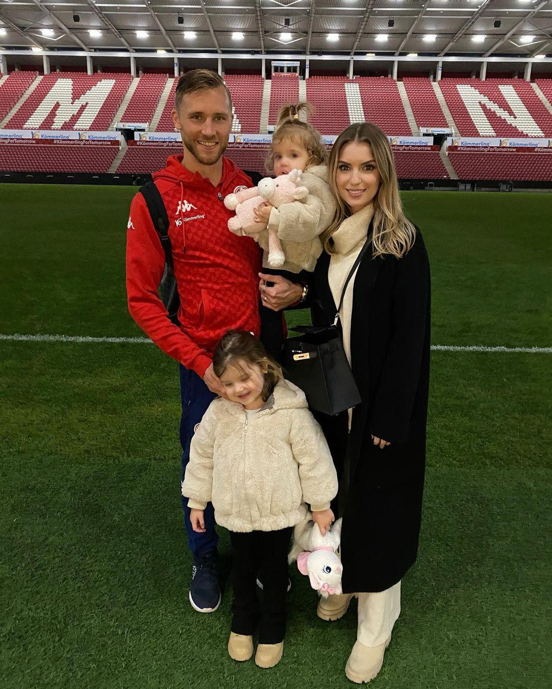 Silvan Widmer kết hôn với bà xã Celine Widmer vào tháng 6/2017. Họ bên nhau từ năm 2012. Cặp đôi có 2 con gái, sinh năm 2018 và 2020. Ảnh: IG.