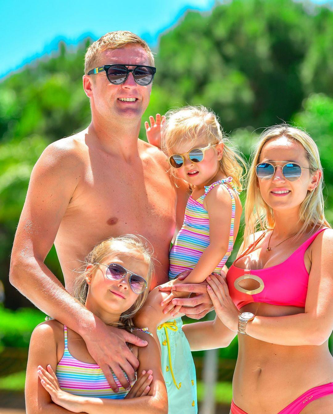 Kamil Glik và bà xã Marta Glik đến nay đã trải qua 11 năm hôn nhân, với hai con gái đáng yêu. Trung vệ sinh năm 1988 gặp vợ lần đầu tiên ở tuổi học, khi mới 7 tuổi. Ban đầu, họ ghét nhau. Tuy nhiên, hai người trở thành một cặp ở trường cấp 2. Sau này, khi Kamil quyết định rời trường cấp 3 để theo đuổi đam mê sân cỏ, Kamil chấp nhận từ bỏ học lên đại học để đi cùng anh. Ảnh: IG.