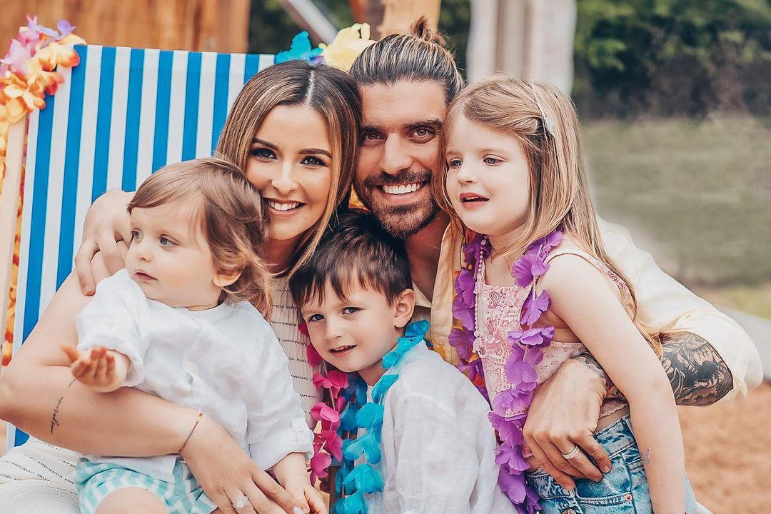 Ruben Neves quen vị hôn thê Debora Lourenco năm 2014. Khi đó, tiền vệ Bồ Đào Nha mới 17 tuổi, còn bạn gái anh 23 tuổi. Cặp đôi đính hôn năm 2018. Dù chưa kết hôn, họ có với nhau 3 con, hai trai và một gái. Ảnh: IG.