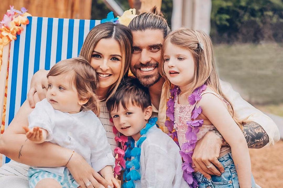 Ruben Neves quen vị hôn thê Debora Lourenco năm 2014. Khi đó, tiền vệ Bồ Đào Nha mới 17 tuổi, còn bạn gái anh 23 tuổi. Cặp đôi đính hôn năm 2018. Dù chưa kết hôn, họ có với nhau 3 con, hai trai và một gái. Ảnh: IG.