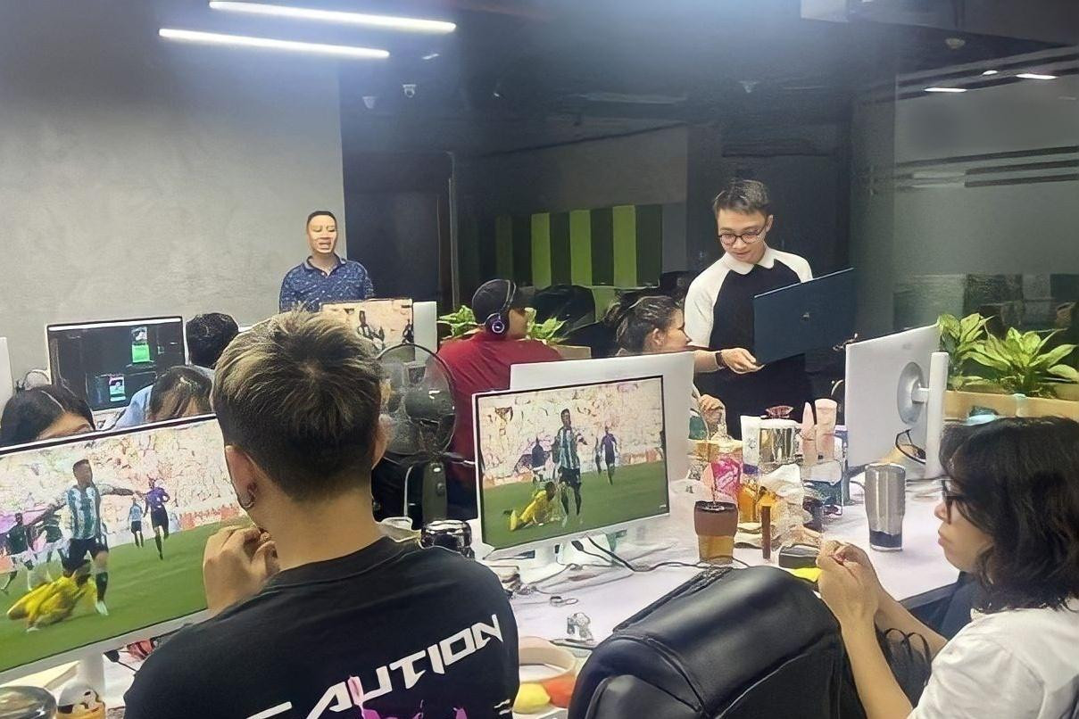 Nhật Vy cùng đồng nghiệp công ty tranh thủ vừa xem đá bóng trên PC, vừa làm việc.