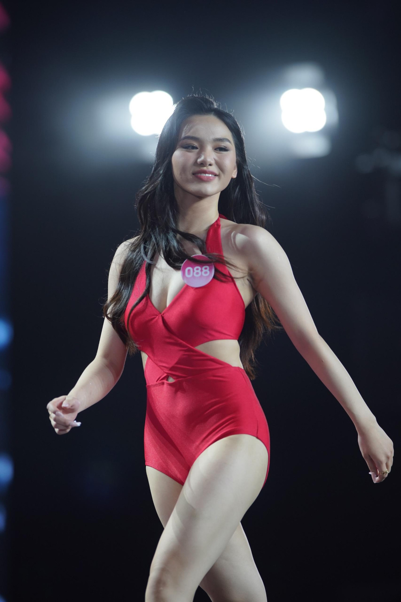 Sau khi Top 35 được công bố, các cô gái tiếp tục hành trình mới cho chặng đường chinh phục ngôi vị cao nhất. Trong ảnh là thí sinh Đinh Khánh Hòa. Sau khi Top 35 được công bố, các cô gái tiếp tục hành trình mới cho chặng đường chinh phục ngôi vị cao nhất. Trong ảnh là thí sinh Đinh Khánh Hòa.