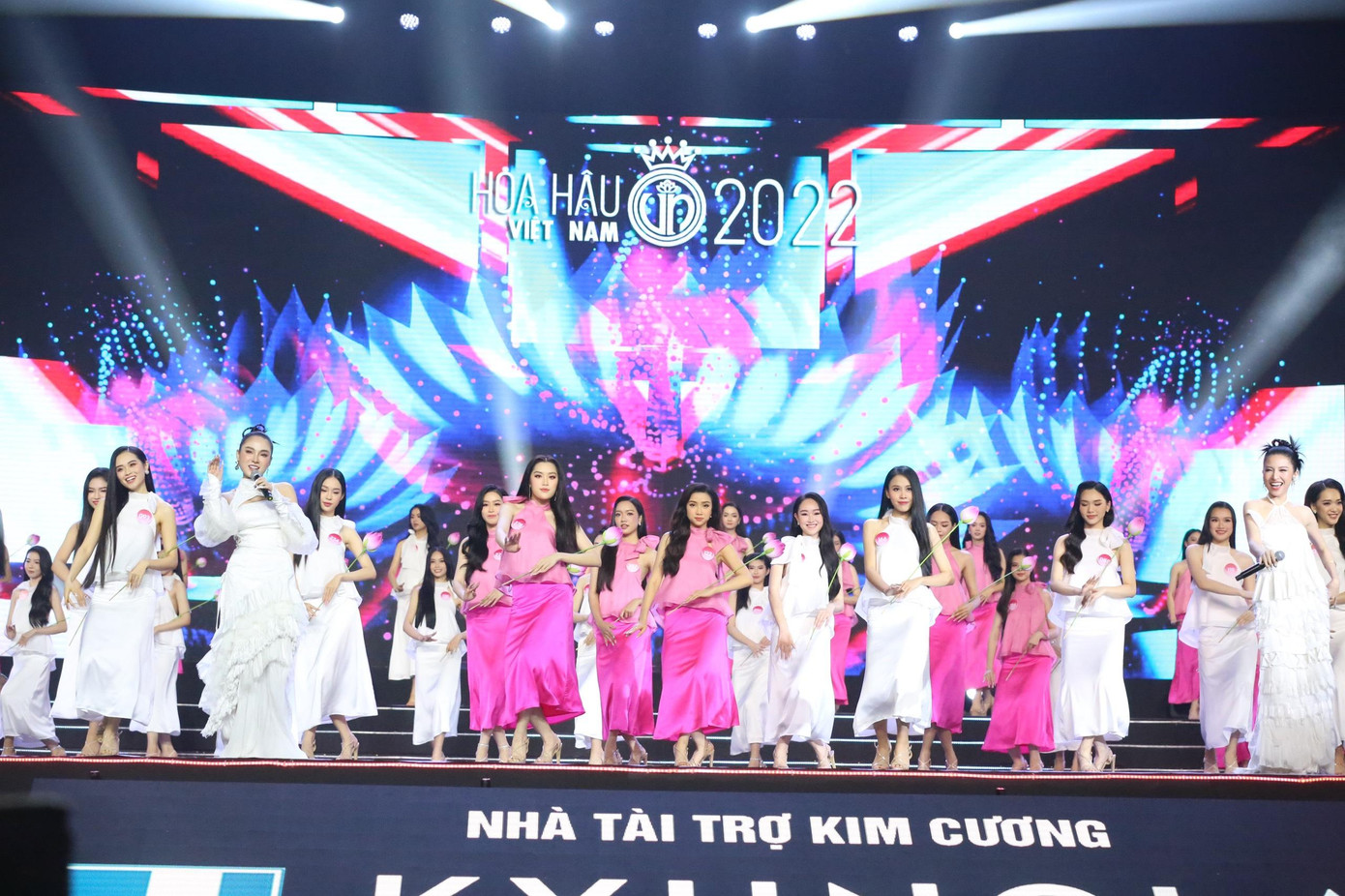 Top 56 thí sinh vòng Chung khảo toàn quốc Hoa hậu Việt Nam 2022 đồng diễn. Top 56 thí sinh vòng Chung khảo toàn quốc Hoa hậu Việt Nam 2022 đồng diễn.