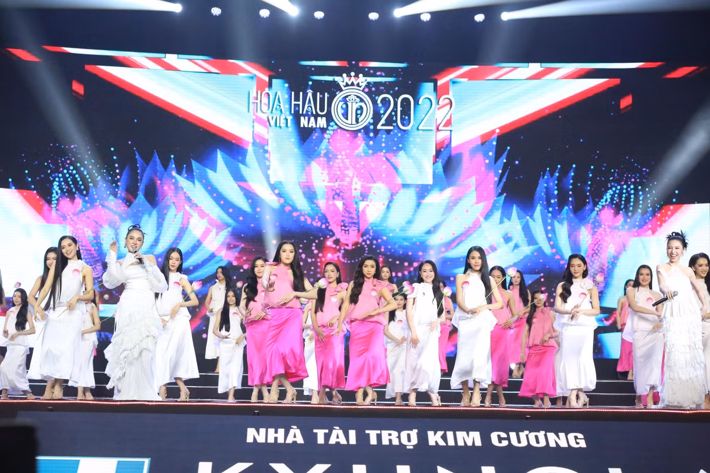 Top 56 thí sinh vòng Chung khảo toàn quốc Hoa hậu Việt Nam 2022 đồng diễn. Top 56 thí sinh vòng Chung khảo toàn quốc Hoa hậu Việt Nam 2022 đồng diễn.