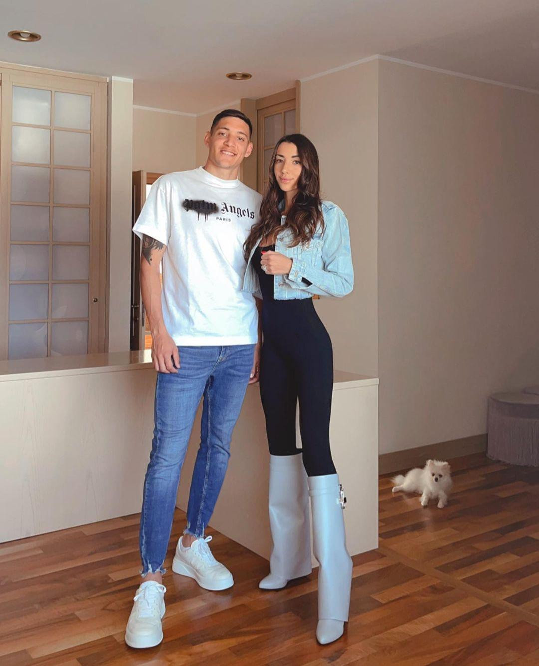 Nahuel Molina đăng hình ảnh đầu tiên về bạn gái Barbara Occhiuzzi vào tháng 4. Từ đó, hậu vệ 24 tuổi thỉnh thoảng đăng ảnh đi chơi, du lịch cùng người đẹp. Không rõ thời điểm cặp đôi chính thức hẹn hò. Ảnh: IG.