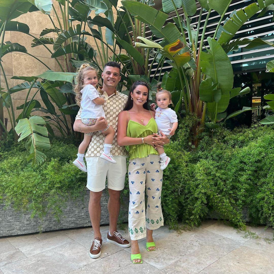 Granit Xhaka gặp vợ Leonita Lekaj lần đầu tiên vào năm 2015 và ở bên nhau kể từ đó. Cặp đôi kết hôn vào tháng 7/2017 sau thời gian ngắn đính hôn. Cặp đôi hiện sống hạnh phúc bên hai con gái. Ảnh: IG.