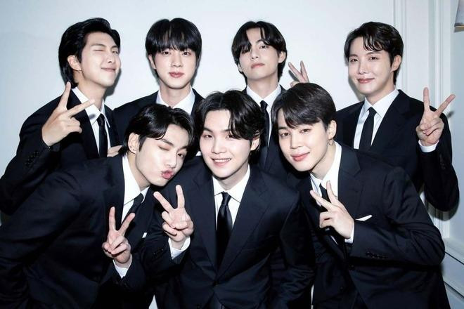 Người hâm mộ bức xúc vì BTS "nằm không dính đạn". Ảnh: HYBE. Người hâm mộ bức xúc vì BTS "nằm không dính đạn". Ảnh: HYBE.