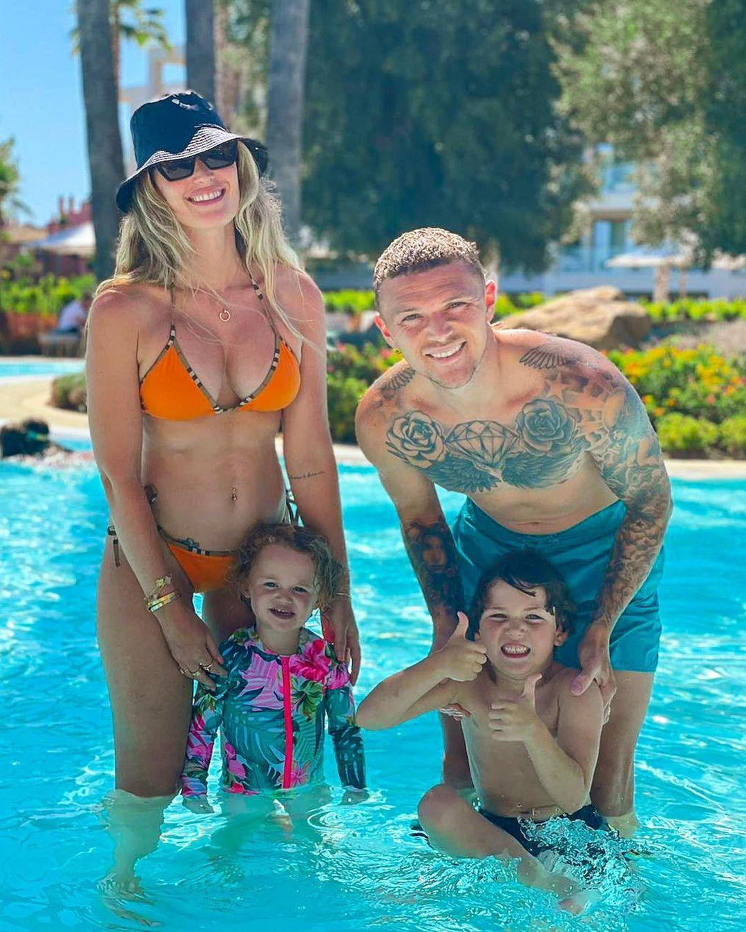 Charlotte Trippier sinh năm 1991 tại Anh. Không rõ công việc hiện tại của Charlotte. Trên Instagram, cô chỉ liệt kê những điều yêu thích của cô là gia đình, thời trang và du lịch. Cô và các con sống ở Anh và Tây Ban Nha để tiện cho công việc của chồng. Ảnh: IG.