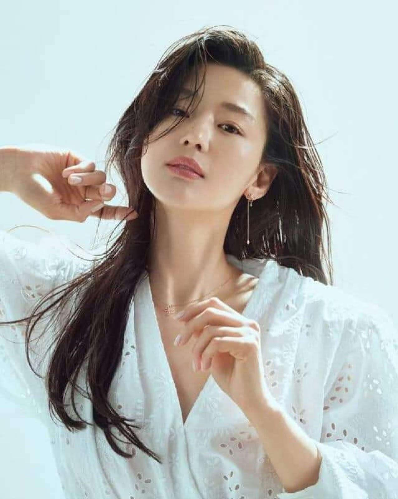 Hơn 20 năm qua đi, Jun Ji Hyun vẫn là &quot;nữ thần&quot; hàng đầu của K-biz, về cả nhan sắc lẫn sự nghiệp. Cô còn là đại gia bất động sản, kết hôn cùng chồng thuộc giới tài phiệt. Ảnh: AllKpop.