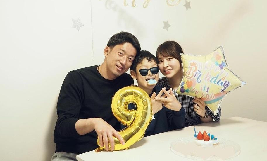 Thủ môn đội tuyển Nhật Bản Shuichi Gonda lập gia đình từ năm 2010 cùng cô bạn học chung cấp 3, Yumi Gonda. Chuyện tình cảm của cặp đôi khá kín tiếng, chỉ biết họ bắt đầu yêu nhau từ năm 2007. Vợ chồng Gonda có với nhau một bé trai. Ảnh: IG.