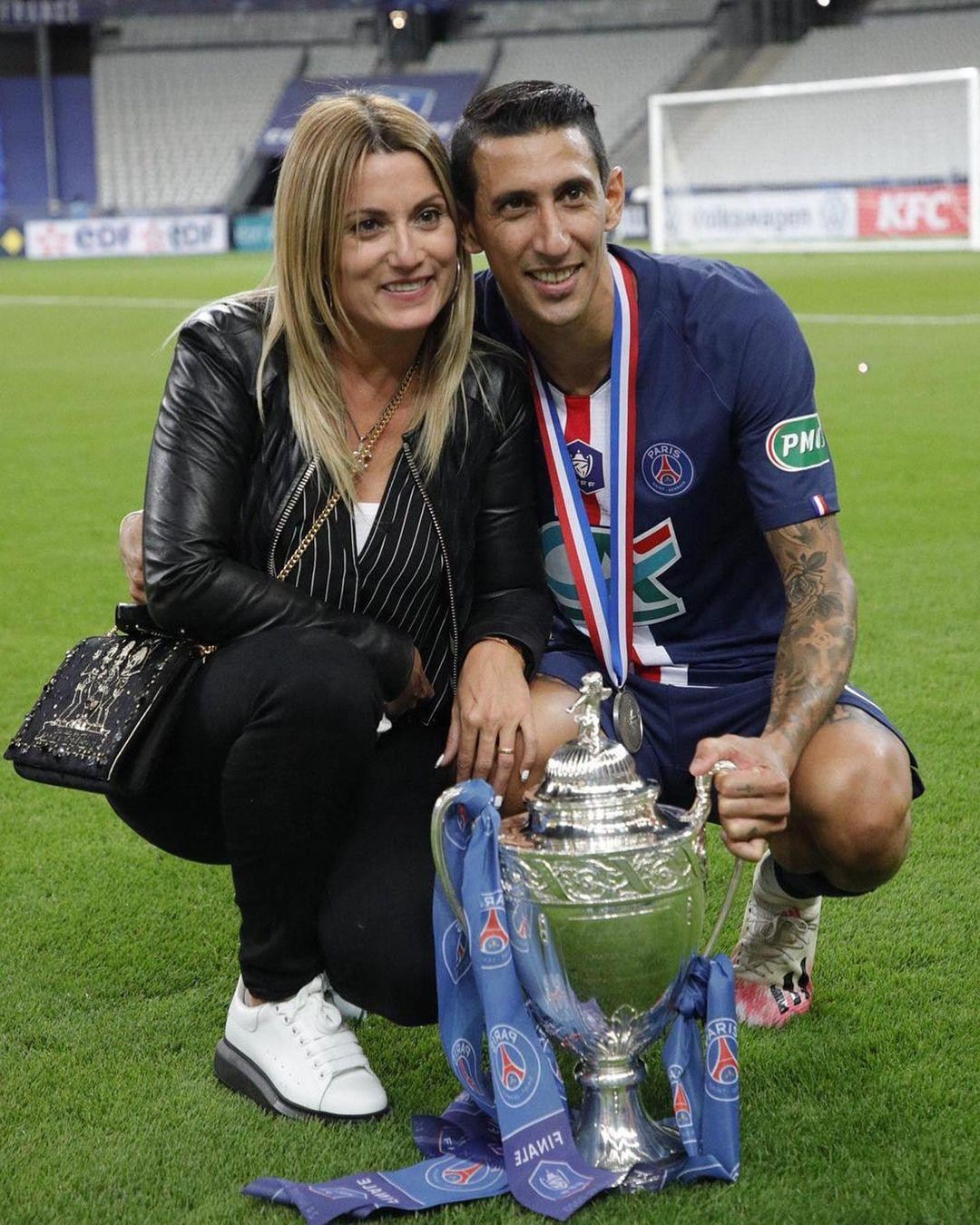 Jorgelina Cardoso sinh năm 1982, hơn chồng 6 tuổi. Không có nhan sắc nổi bật như hai người đẹp trên, Cardoso được biết đến là phụ nữ cá tính, giỏi giang. Cô tốt nghiệp Đại học Buenos Aires, thông thạo tiếng Anh, Pháp và Tây Ban Nha. Có thời gian, Di Maria để vợ làm quản lý của mình. Ảnh: IG.