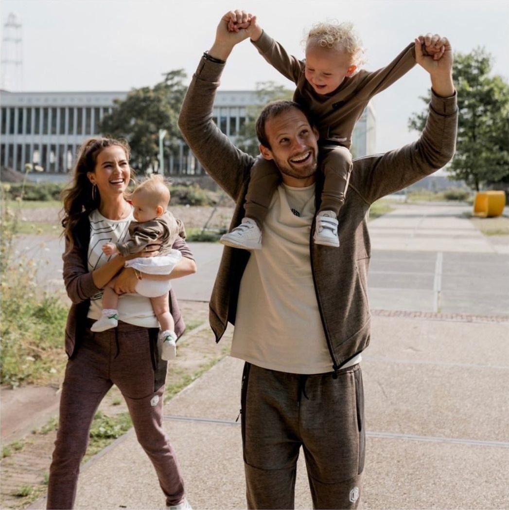 Daley Blind bắt đầu hẹn hò bà xã Candy-rae Fleur vào năm 2013, ngay trước khi Blind gia nhập Man United. Họ trở thành vợ chồng trong hôn lễ ngọt ngào tại quê nhà năm 2019. Cặp đôi có hai con, một trai và một gái. Ảnh: IG.