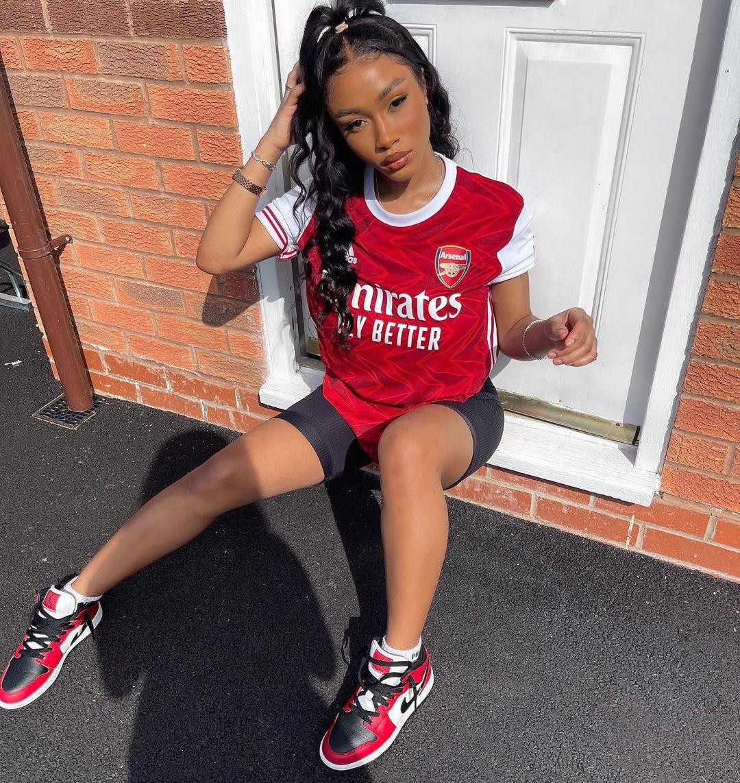 Tolami Benson sinh năm 2000 tại Anh. Không có nhiều thông tin về cô. Trang Instagram của người đẹp có hơn 6.300 người theo dõi. Cô thường xuyên đăng ảnh khoe thân hình nóng bỏng trên trang cá nhân. Bên cạnh đó, cô cũng thỉnh thoảng đăng ảnh thân mật với một người đàn ông giấu mặt, nghi là ngôi sao trẻ tuyển Anh. Ảnh: IG