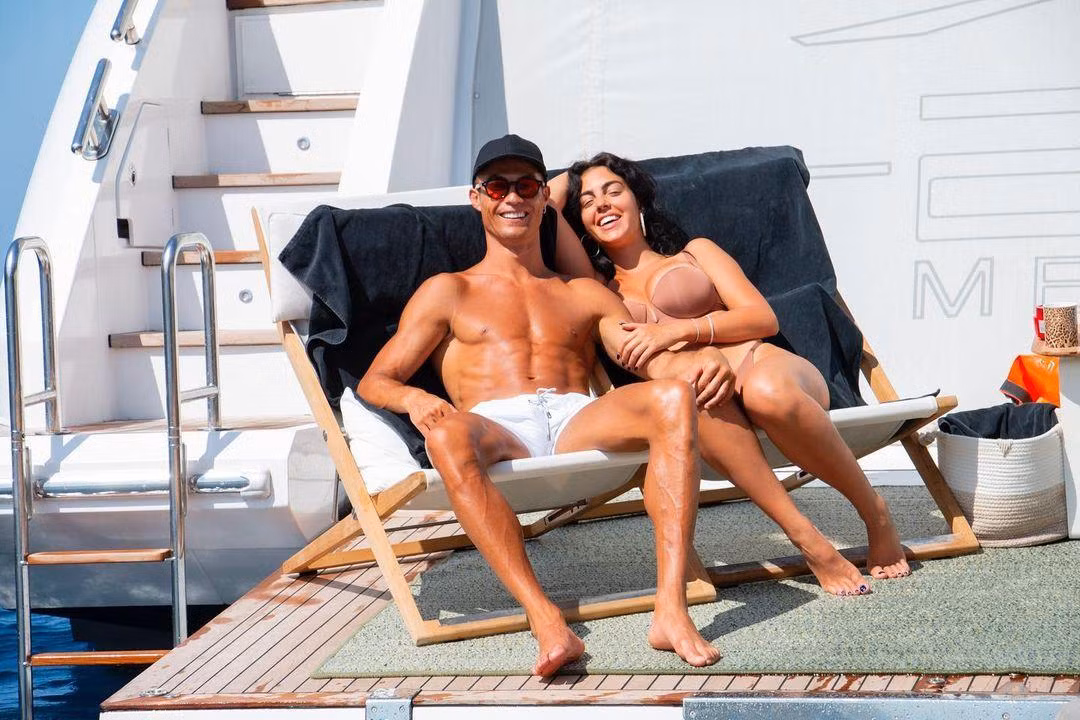 Cristiano Ronaldo bắt đầu hẹn hò Georgina Rodriguez vào năm 2016 sau khi tình cờ gặp mặt tại cửa hàng Gucci, nơi người đẹp sinh năm 1994 đang làm trợ lý bán hàng. 6 năm bên nhau, gia đình họ đã mở rộng với 5 người con, ba gái và hai trai. Trong đó, hai bé gái Alana Martina (SN 2017) và Bella Esmeralda (SN 2022). Ảnh: IG.