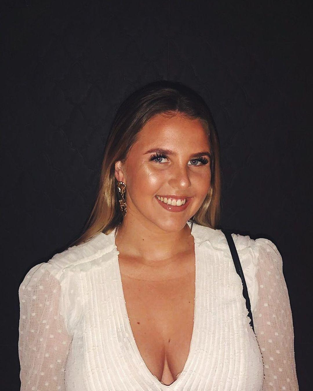 Lauren Fryer sinh năm 1999, mang quốc tịch Anh. Không có nhiều thông tin về người đẹp tóc vàng. Trang Instagram của cô có hơn 36.800 người theo dõi. Cô đăng nhiều ảnh chụp chung với bạn trai cùng tuổi. Ảnh: IG.