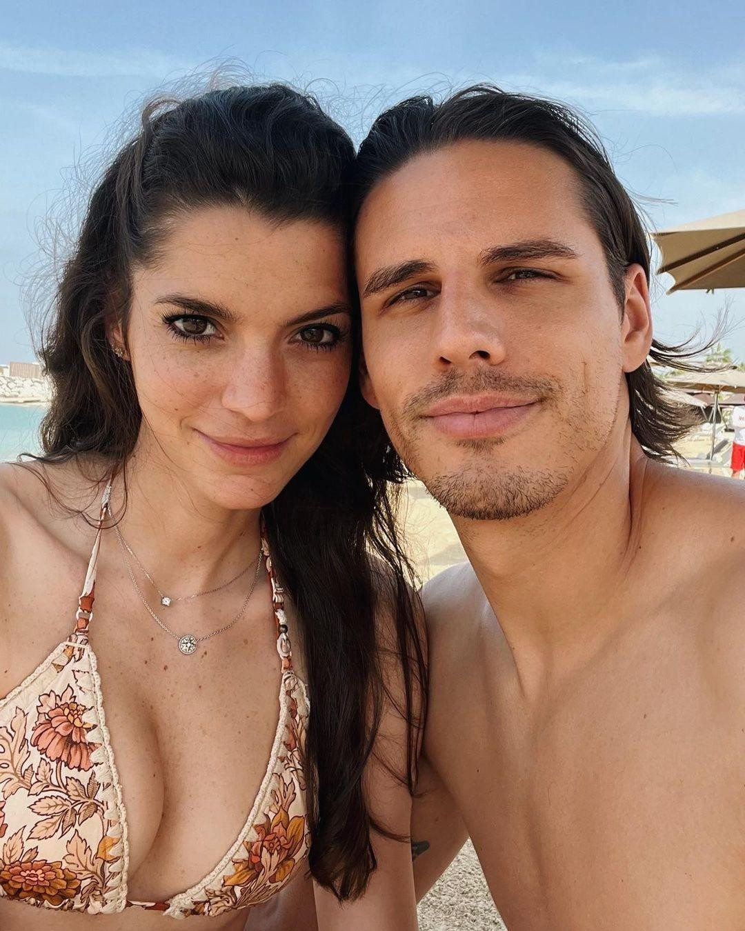 Yann Sommer bắt đầu hẹn hò với vợ Alina Sommer từ năm 2016 sau khi thủ thành tuyển quốc gia Thụy Sĩ chia tay tình cũ Sabrina Meie được 2 năm. Họ kết hôn năm 2019 và lần lượt chào đón 2 con gái (2019 và 2021). Ảnh: IG.