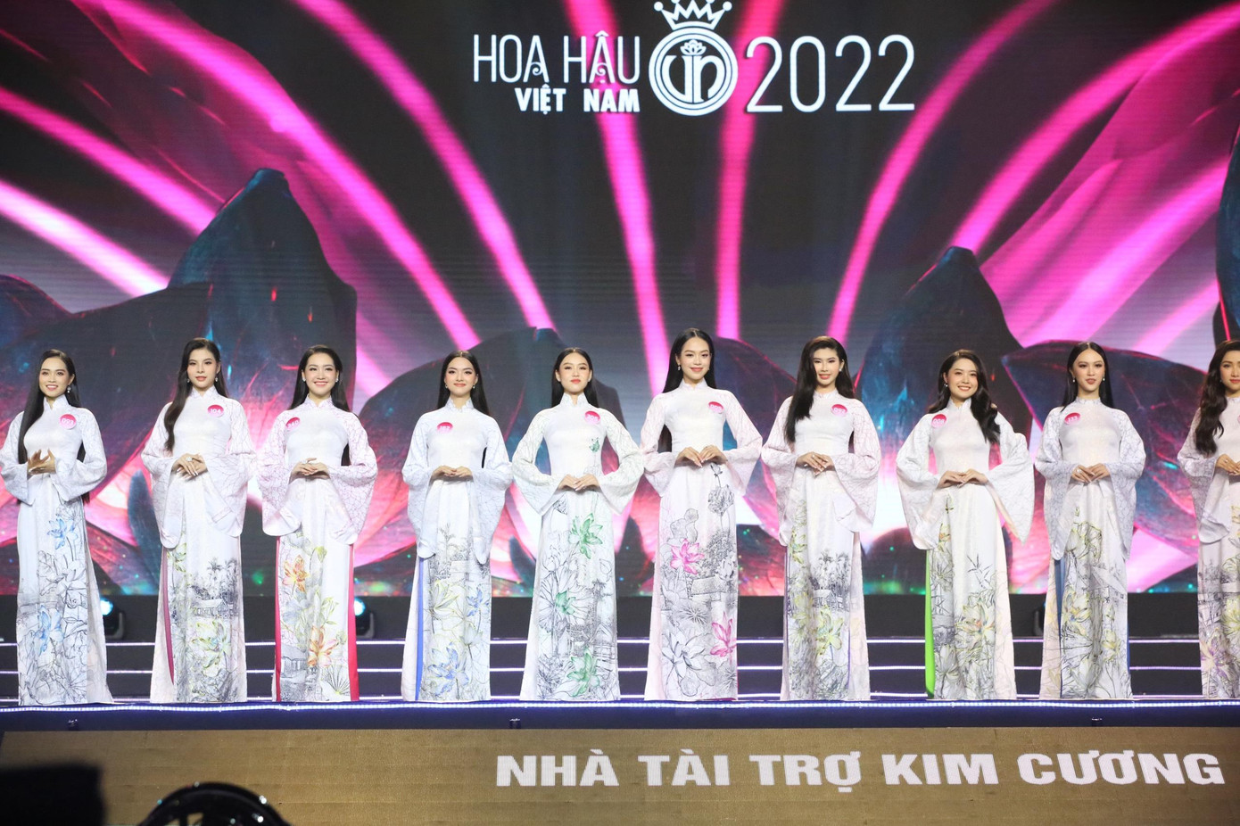 Nhóm thí sinh trình diễn bộ sưu tập áo dài Liên sắc của NTK Việt Hùng. Nhóm thí sinh trình diễn bộ sưu tập áo dài Liên sắc của NTK Việt Hùng.