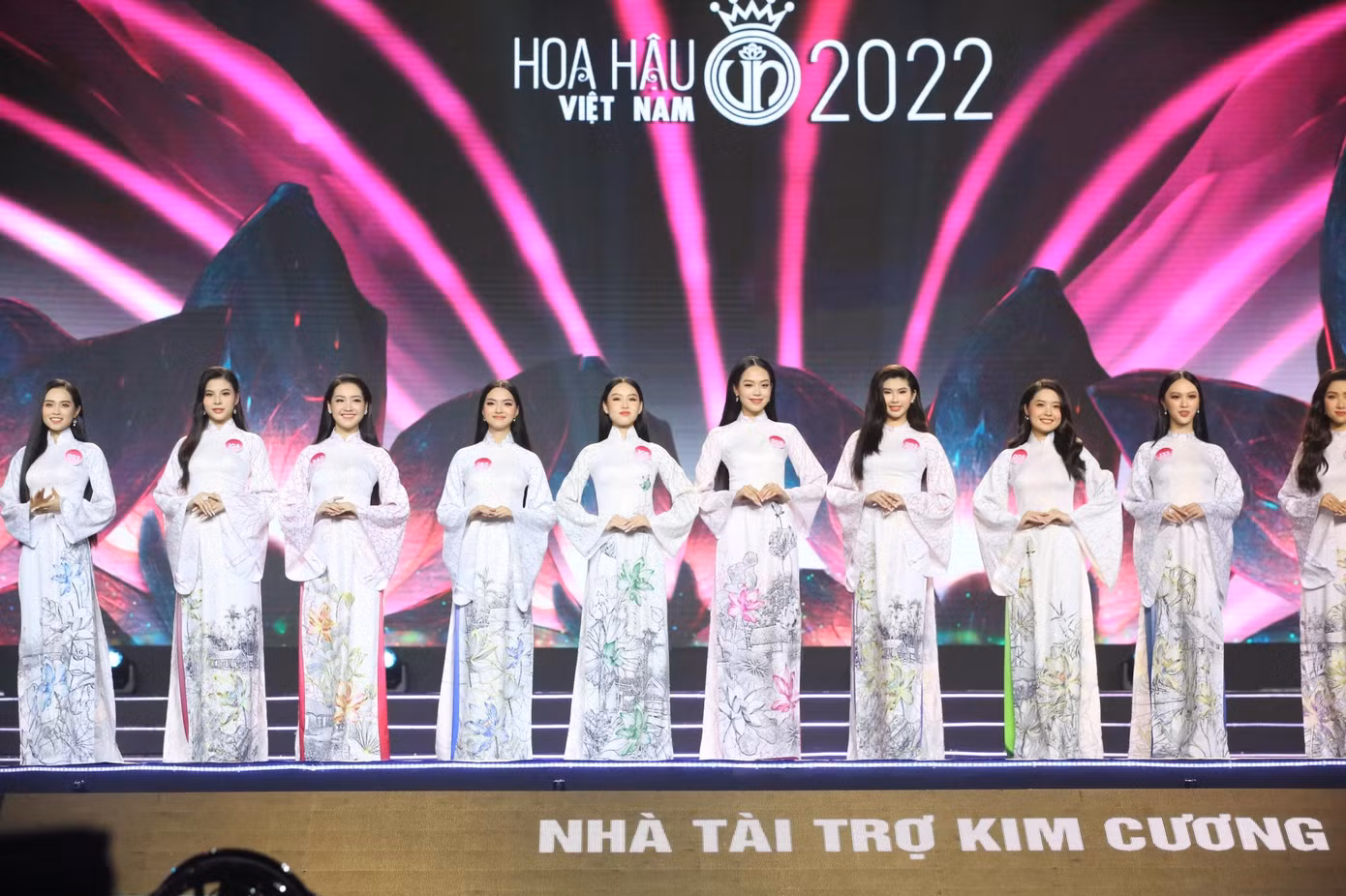 Nhóm thí sinh trình diễn bộ sưu tập áo dài Liên sắc của NTK Việt Hùng. Nhóm thí sinh trình diễn bộ sưu tập áo dài Liên sắc của NTK Việt Hùng.