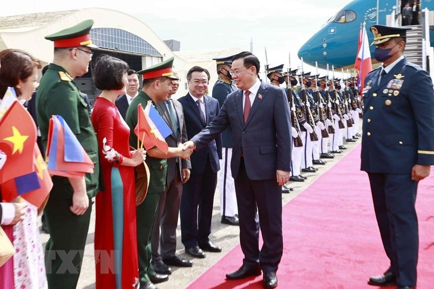 Cán bộ, nhân viên Đại sứ quán và kiều bào Việt Nam tại Philippines đón Chủ tịch Quốc hội Vương Đình Huệ tại sân bay quân sự Villamor. (Ảnh: Doãn Tấn/TTXVN)