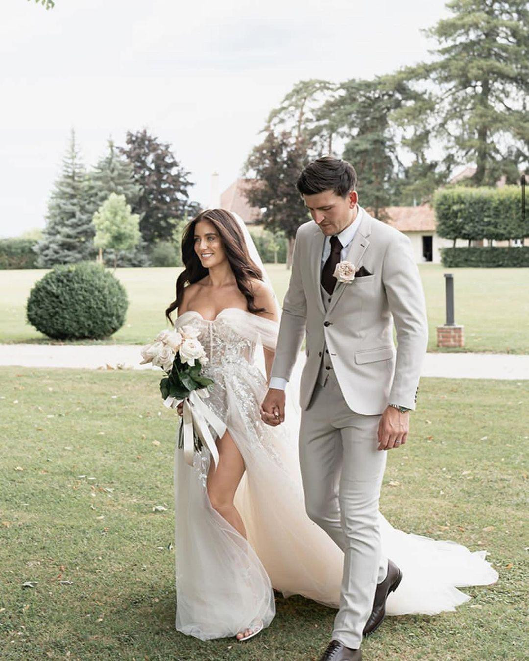 Harry Maguire kết hôn với bạn gái 11 năm Fern Hawkins trong hôn lễ lãng mạn tại lâu đài sang trọng Chateau de Varennes thuộc miền nam nước Pháp vào tháng 6. Maguire hơn vợ một tuổi. Hai người quen nhau khi Maguire đang chơi cho Sheffield United. Họ có với nhau 2 con gái. Ảnh: IG.