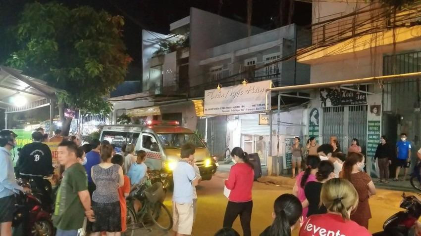 Bên ngoài nơi phát hiện người phụ nữ tử vong trong tư thế treo cổ. Ảnh: PLO. Bên ngoài nơi phát hiện người phụ nữ tử vong trong tư thế treo cổ. Ảnh: PLO.