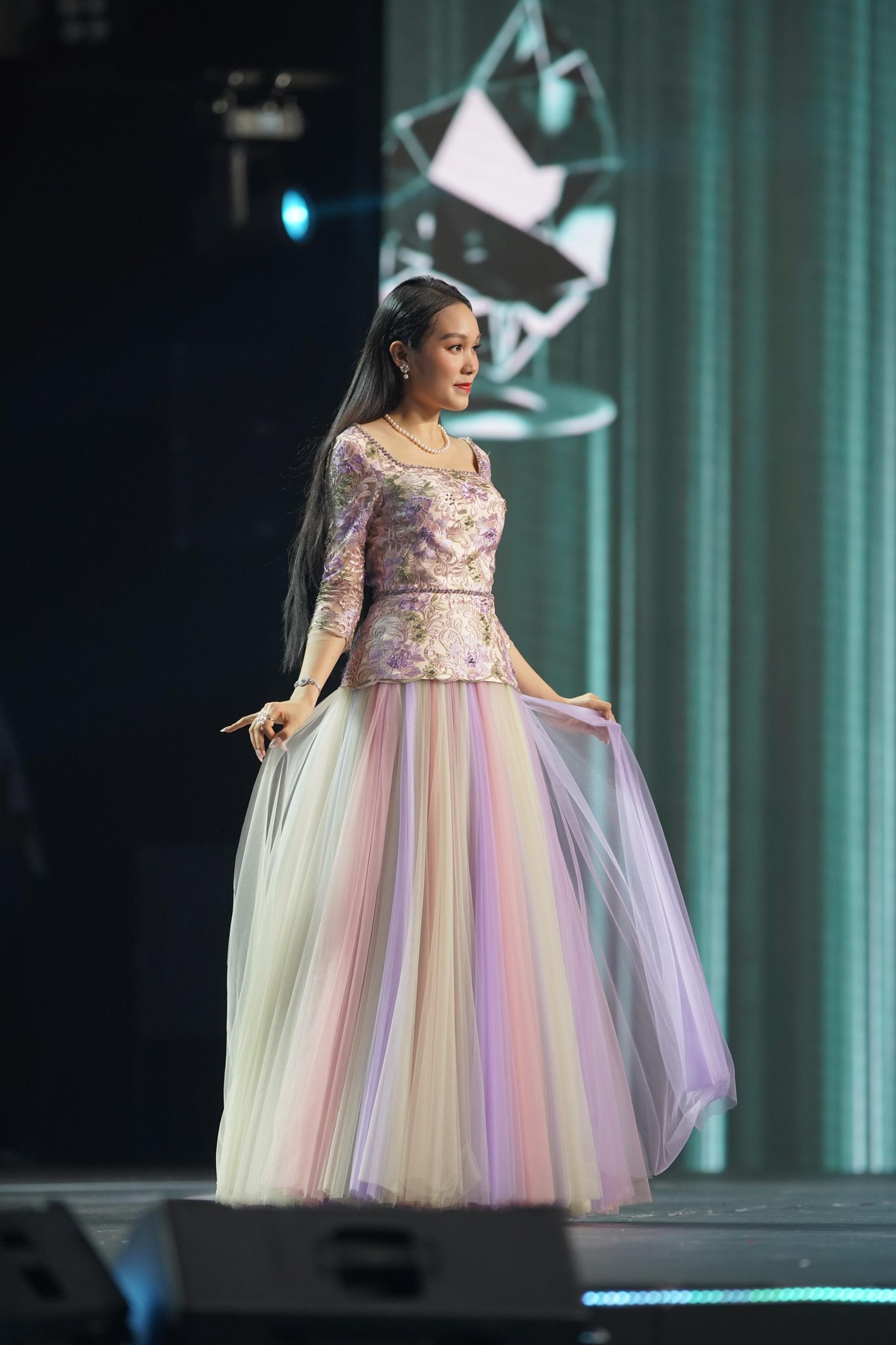 Mỗi người đẹp mang đến một phong cách, hình tượng khác nhau. Mỗi người đẹp mang đến một phong cách, hình tượng khác nhau.