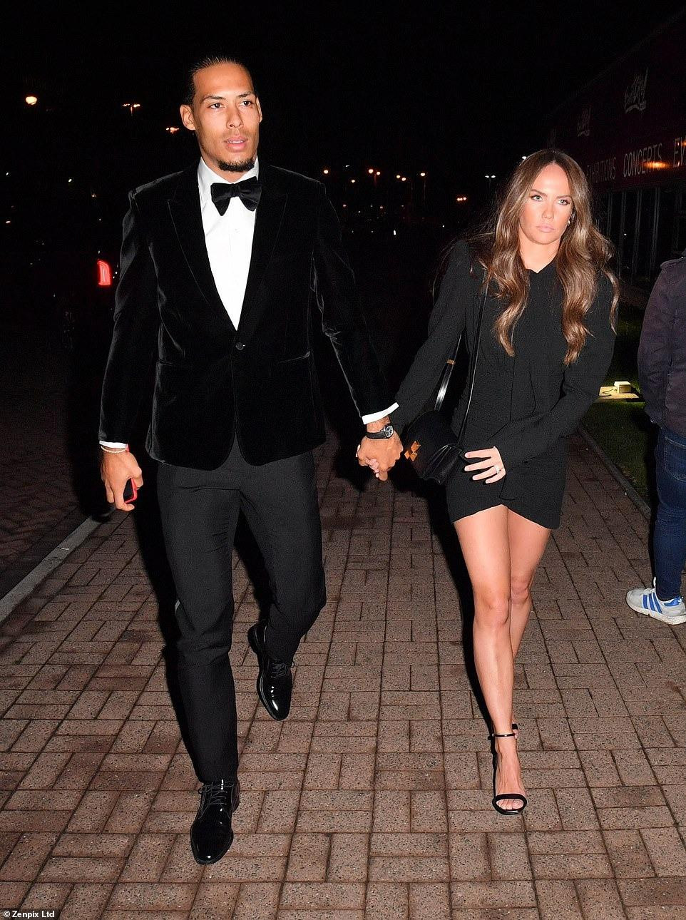 Rike Nooitgedagt sinh ra ở Breda, Hà Lan, cùng quê với chồng. Năm 2013, khi sự nghiệp đang thăng tiến, người đẹp từ bỏ vị trí giám đốc cho công ty thời trang tại quê nhà để theo Van Dijk sang Scotland trong thời gian anh thi đấu cho Celtic. Cô tuyên bố theo chồng bất cứ đâu mà bóng đá đưa anh đến. Ảnh: Daily Mail.