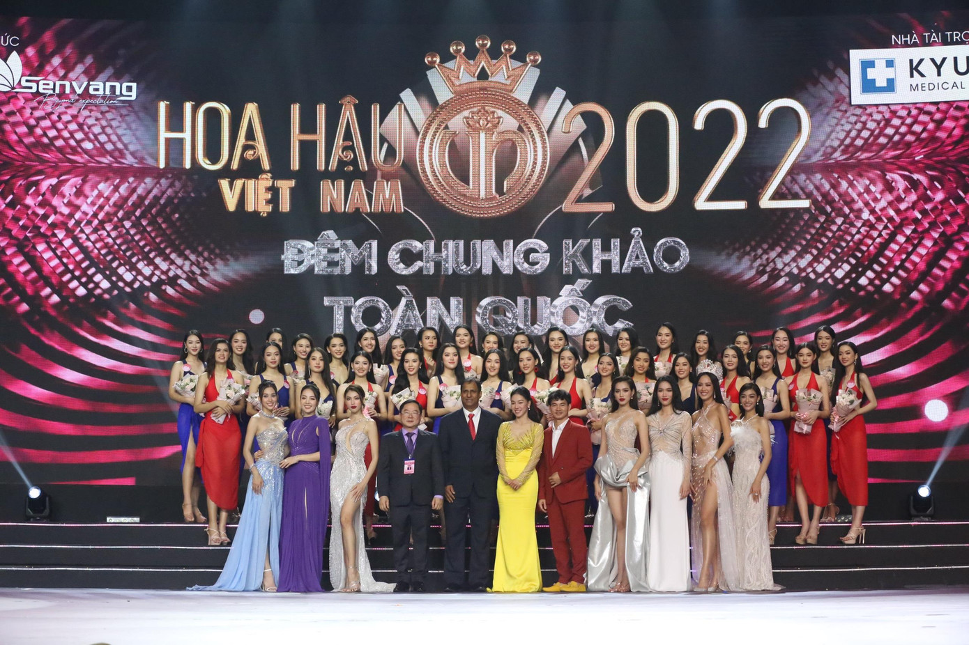 Đại diện ban tổ chức, ban giám khảo, nhà tài trợ và các Hoa, Á hậu chụp ảnh lưu niệm cùng Top 35 Chung kết Toàn quốc Hoa hậu Việt Nam 2022. Đại diện ban tổ chức, ban giám khảo, nhà tài trợ và các Hoa, Á hậu chụp ảnh lưu niệm cùng Top 35 Chung kết Toàn quốc Hoa hậu Việt Nam 2022.