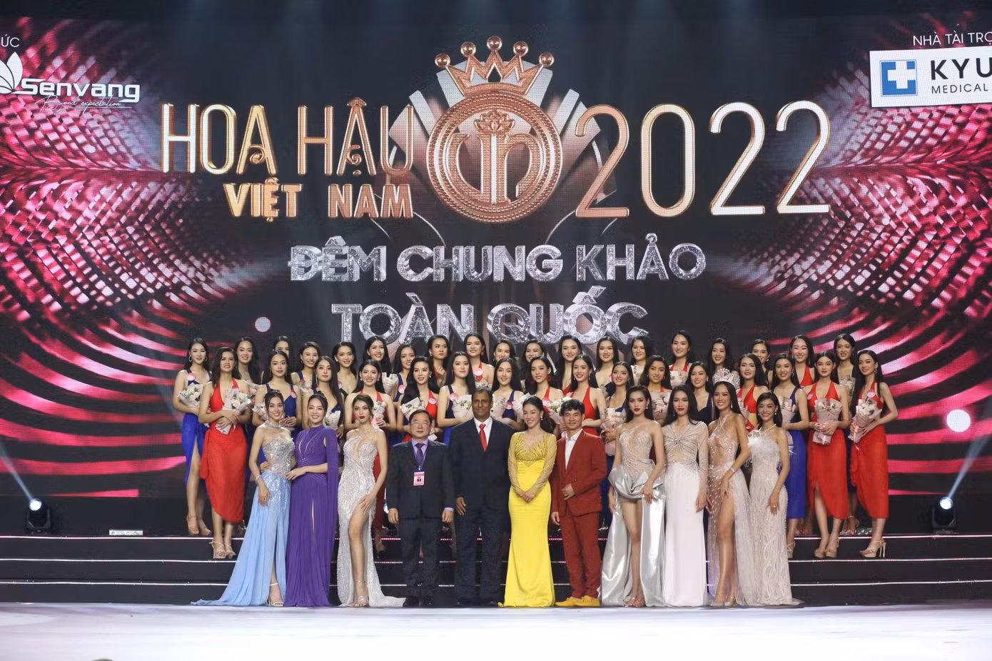 Đại diện ban tổ chức, ban giám khảo, nhà tài trợ và các Hoa, Á hậu chụp ảnh lưu niệm cùng Top 35 Chung kết Toàn quốc Hoa hậu Việt Nam 2022. Đại diện ban tổ chức, ban giám khảo, nhà tài trợ và các Hoa, Á hậu chụp ảnh lưu niệm cùng Top 35 Chung kết Toàn quốc Hoa hậu Việt Nam 2022.