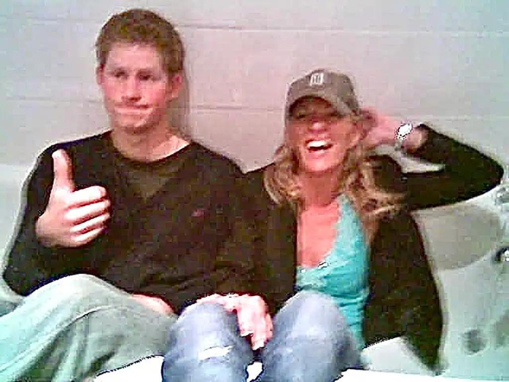 Harry gặp người đẹp hơn 12 tuổi trong quán bar. Ảnh: The Sun.