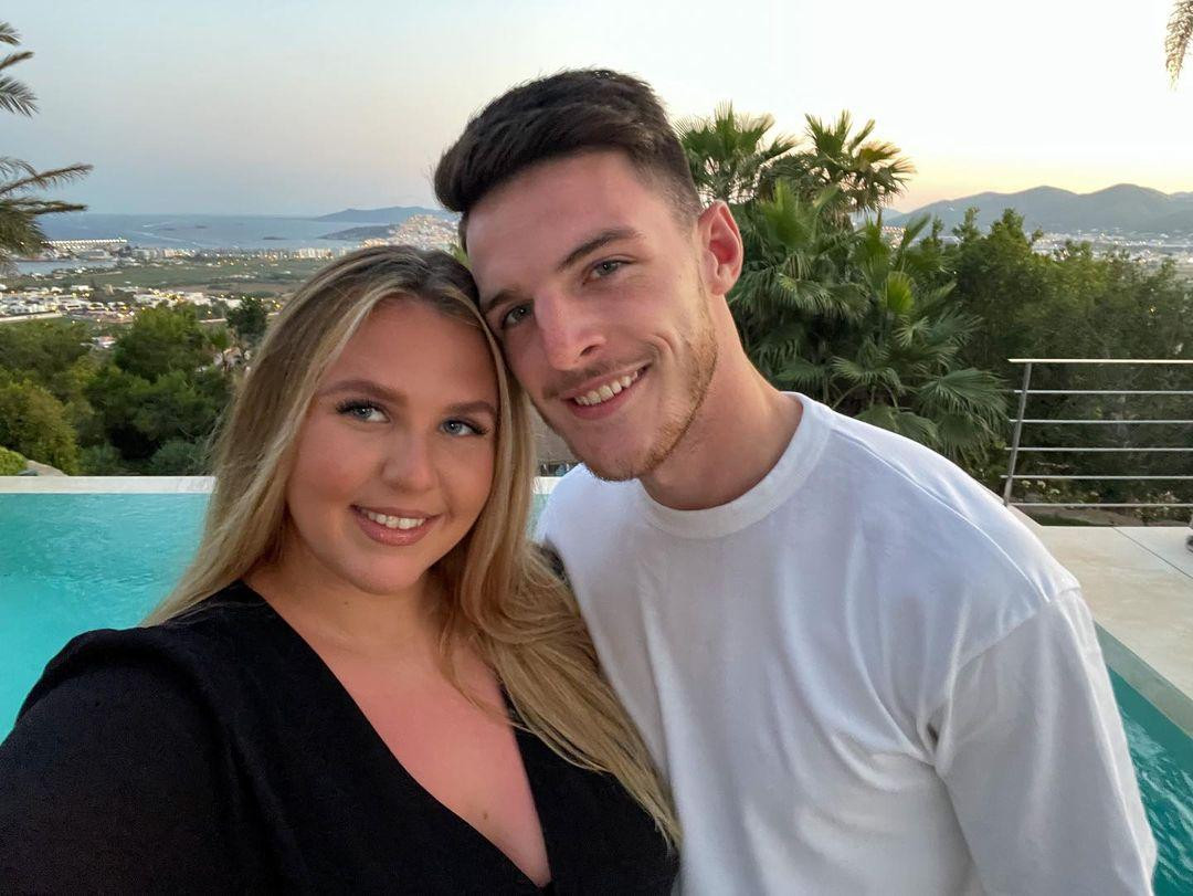 Declan Rice có mối quan hệ 7 năm với Lauren Fryer. Họ luôn giữ mối quan hệ riêng tư. Lần hiếm hoi cặp đôi xuất hiện trước công chúng là vào Ngày hội đọc sách năm 2021. Tháng 8, tiền vệ 23 tuổi khoe hình xăm ở tay xác nhận bạn gái sinh con trai đầu lòng. Ảnh: IG.