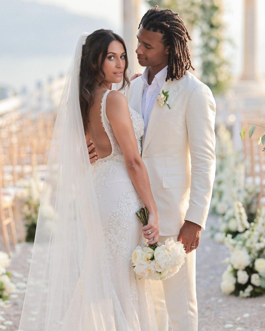 Nathan Aké kết hôn với bà xã Kaylee Ramman năm 2022. Đầu tháng 11, cặp vợ chồng son chào đón đứa con đầu lòng. Hậu vệ tuyển Hà Lan quen Kaylee từ khi còn nhỏ vì cả hai sống cùng quê. Họ bắt đầu hẹn hò năm người đẹp 18 tuổi. Đến tháng 2/2011, Nathan mới chính thức công khai bạn gái. Ảnh: IG.