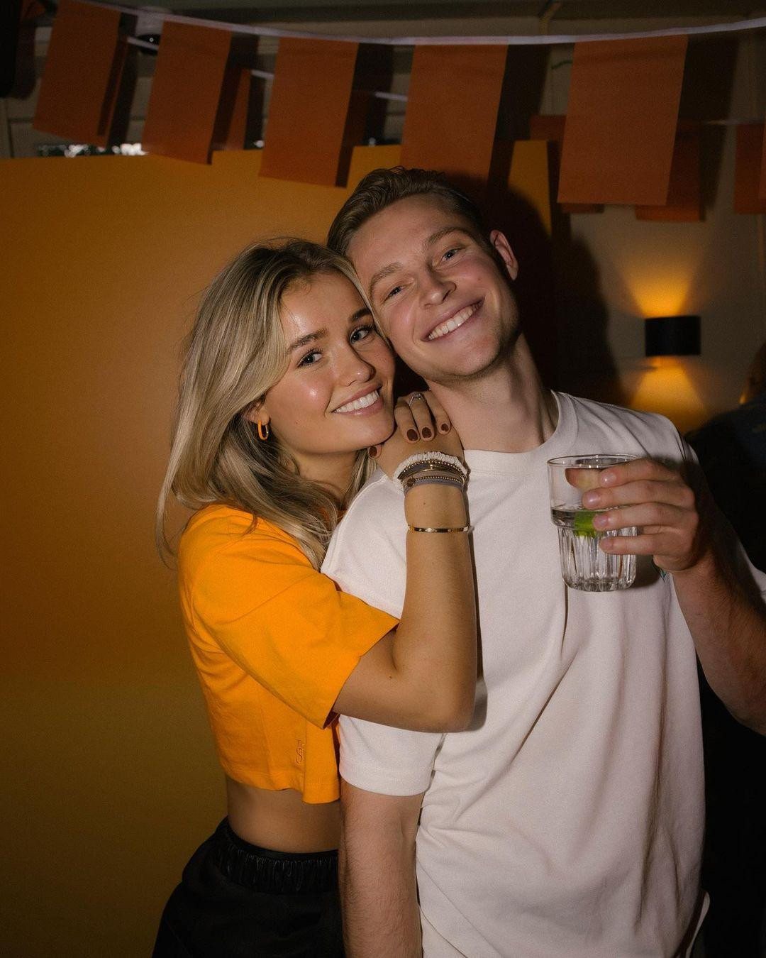 Frenkie de Jong gắn bó với người đẹp Mikky Kiemeney từ năm 2014 khi cả hai còn học cấp 3. Tháng 7, tiền vệ sinh năm 1997 quỳ xuống cầu hôn bạn gái trong khung cảnh hoàng hôn trên sa mạc ở Mexico. Ảnh: IG.