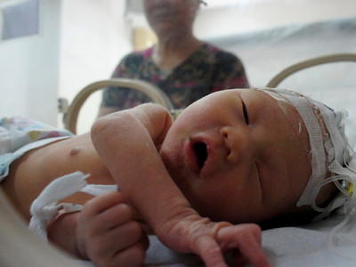 Em bé bị đẻ rơi xuống cống nước vệ sinh hiện đang được chăm sóc trong bệnh viện