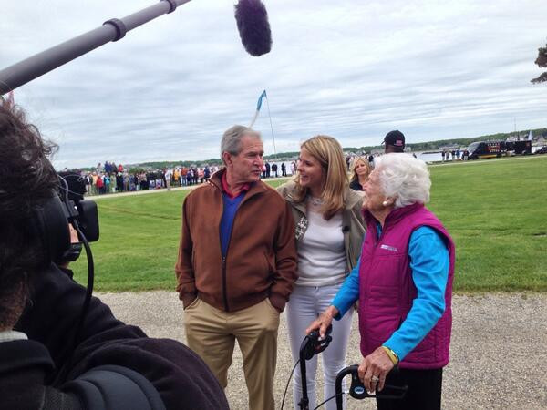 Cựu tổng thống Mỹ nhảy dù mừng sinh nhật ảnh 2