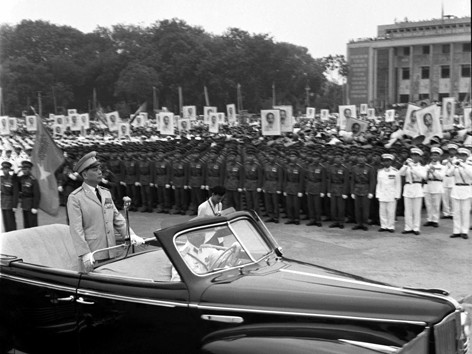 Đại tướng duyệt Quân đội nhân dân Việt Nam năm 1975 tại Quảng trường Ba Đình. ẢNH: TƯ LIỆU