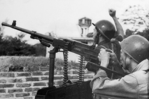 Tự vệ Hợp tác xã Quang Vinh, thị xã Hà Đông, bố trí trận địa trên nóc nhà cao tầng bắn rơi máy bay F105 của Mỹ